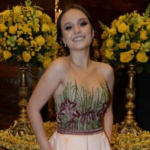 Larissa Manoela usou vestido bordado e florido no casamento da chef Beca Milano e o diretor Fernando Pelegio