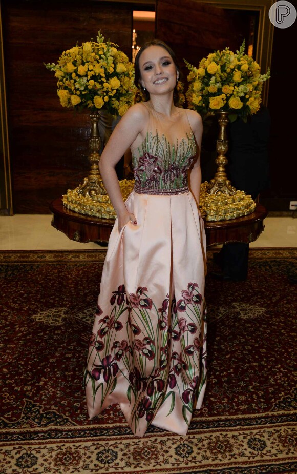 Larissa Manoela usou vestido bordado e florido no casamento da chef Beca Milano e o diretor Fernando Pelegio