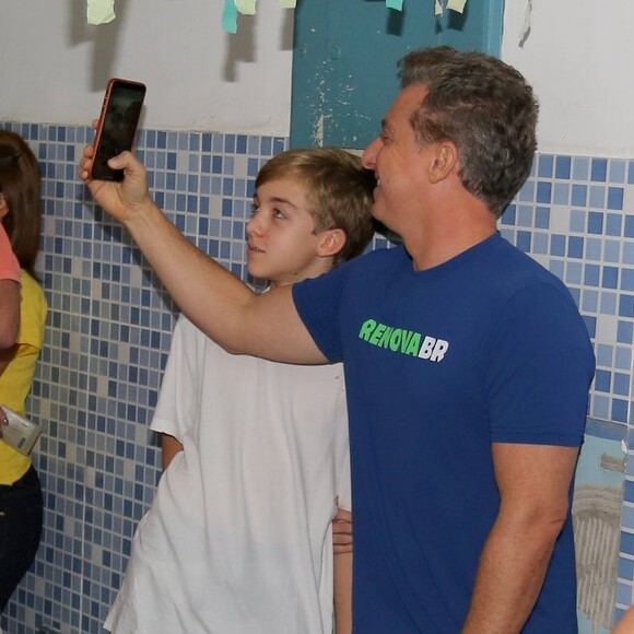 Luciano Huck foi acompanhado pelo filho mais velho, Joaquim, em sua seção eleitoral