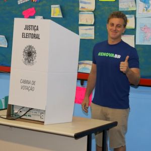 Luciano Huck votou no Rio de Janeiro na manhã deste domingo, 7 de outubro de 2018
