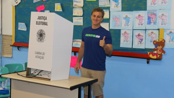 Luciano Huck e Karina Bacchi levam filhos para votações no Rio e em SP. Fotos!