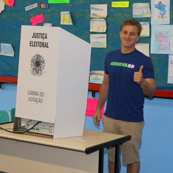 Luciano Huck votou no Rio de Janeiro na manhã deste domingo, 7 de outubro de 2018