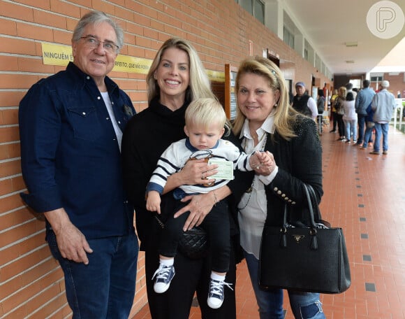 Karina Bacchi votou em São Paulo com os pais, Nádia e Italo, e o filho, Enrico, neste domingo, 7 de outubro de 2018