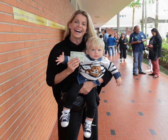 Karina Bacchi posou com o filho, Enrico, em sua seção eleitoral em São Paulo