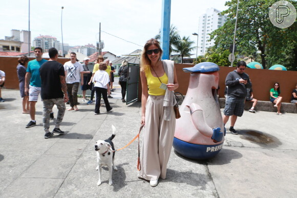 Ellen Jabour foi votar com o seu cachorrinho em uma seção do Rio, neste domingo, 7 de outubro de 2018