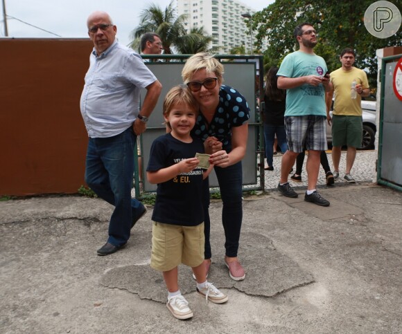 Regiane Alves foi acompanhada pelo filho em sua seção eleitoral no Rio