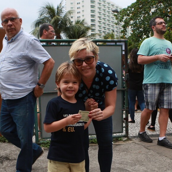 Regiane Alves foi acompanhada pelo filho em sua seção eleitoral no Rio
