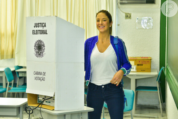 Ticiane Pinheiro sorriu para os fotógrafos ao votar em uma seção eleitoral de São Paulo neste domingo, 7 de outubro de 2018