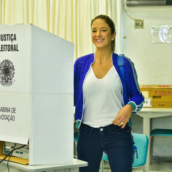 Ticiane Pinheiro sorriu para os fotógrafos ao votar em uma seção eleitoral de São Paulo neste domingo, 7 de outubro de 2018