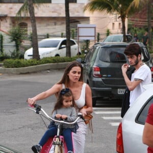 Deborah Secco e Hugo Moura são fotografados chegando em sessão eleitoral com a filha, Maria Flor