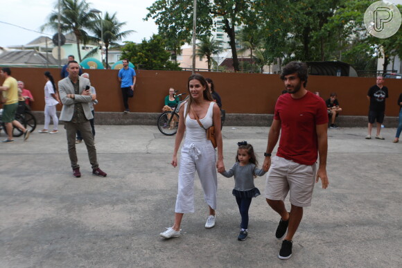 Deborah Secco e Hugo Moura chegam de mãos dadas em seção eleitoral com a filha, Maria Flor
