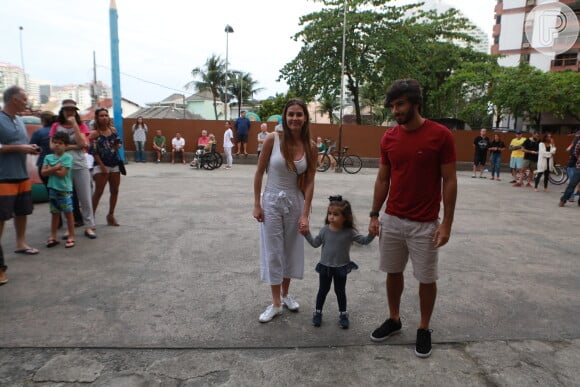 Deborah Secco chega para votação com o marido, Hugo Moura, e a filha, Maria Flor, na Barra da Tijuca, na Zona Oeste do Rio