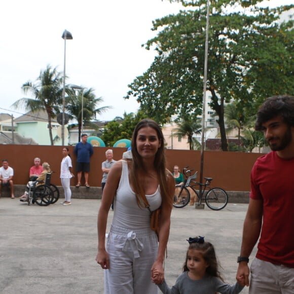 Deborah Secco chega para votação com o marido, Hugo Moura, e a filha, Maria Flor, na Barra da Tijuca, na Zona Oeste do Rio