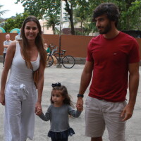 Deborah Secco vota acompanhada da filha, Maria Flor, e do marido, Hugo Moura