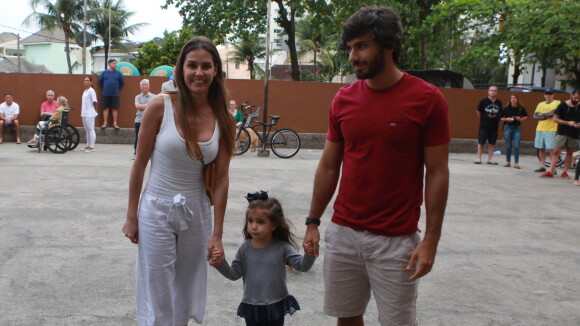 Deborah Secco vota acompanhada da filha, Maria Flor, e do marido, Hugo Moura