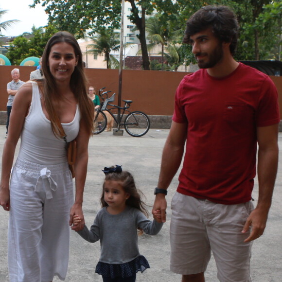 Deborah Secco vai votar acompanhada do marido, Hugo Moura, e a filha, Maria Flor, no Rio, em 7 de outubro de 2018