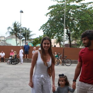 Deborah Secco posa com a família em local de votação no Rio