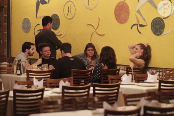 Juliana Paes, Carolina Dieckmann e Preta Gil conversam durante jantar em churrascaria carioca
