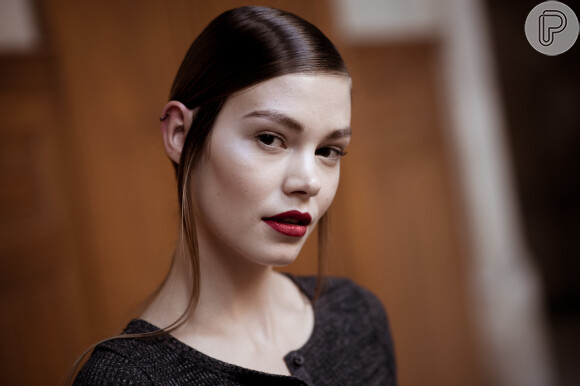 O batom vermelho fez parte da maquiagem das modelos de Luis Buchinho, que desfilou na Semana de Moda de Paris