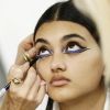 A maquiagem colorida nos olhos também fez parte da maquiagem das modelos de L'Oreal Paris, na Fashion Week parisiense
