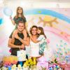 Giovanna Antonelli posa com o marido, Leonardo Nogueira, e as filhas, Antonia e Sofia, na festa de aniversário das duas