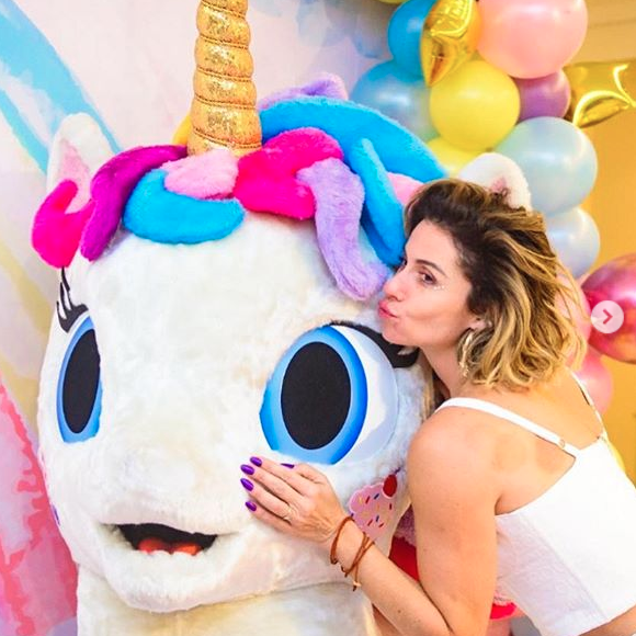 Giovanna Antonelli se diverte com o unicórnio, tema da festa de 8 anos das filhas gêmeas Sofia e Antonia