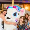 Giovanna Antonelli posou abraçada ao unicórnio durante a festa das filhas caçulas