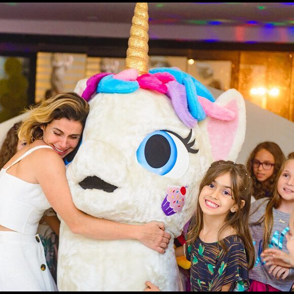 Giovanna Antonelli posou abraçada ao unicórnio durante a festa das filhas caçulas