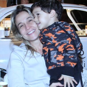 Fernanda Gentil e o filho caçula, Gabriel, na inauguração do restaurante Sal Gastronomia