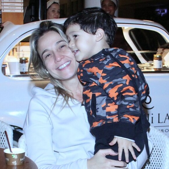 Fernanda Gentil e o filho caçula, Gabriel, na inauguração do restaurante Sal Gastronomia