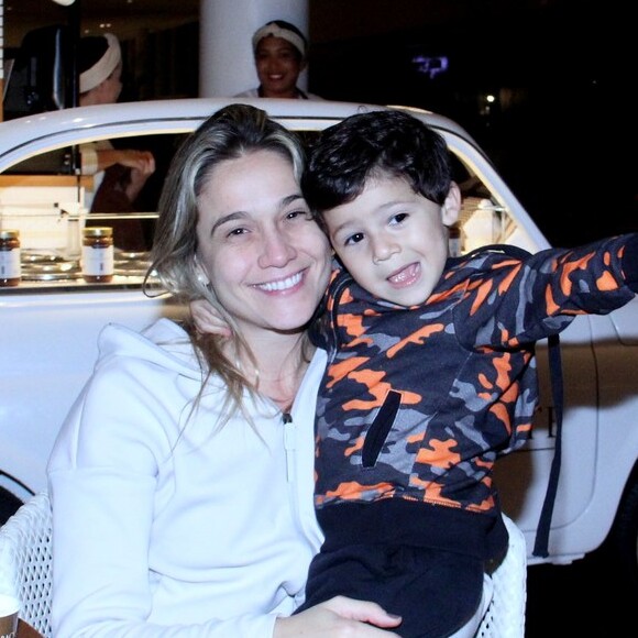 Gabriel, filho de Fernanda Gentil, roubou a cena e esbanjou fofura ao posar para fotógrafos