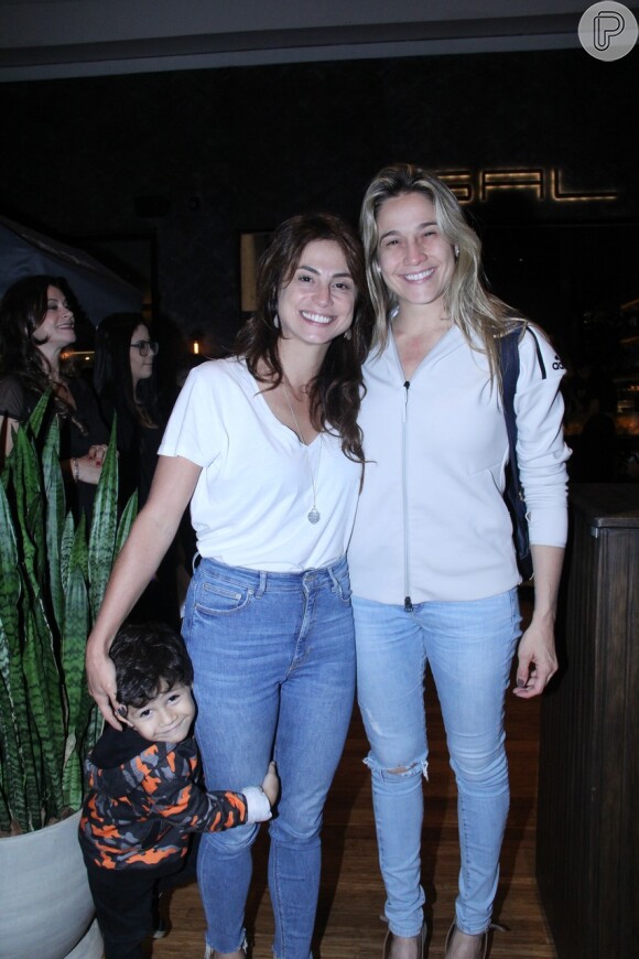 Fernanda Gentil e a namorada, Priscila Montandon, posaram com o filho caçula da jornalista, Gabriel, na inauguração do Sal Gastronomia
