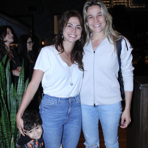 Fernanda Gentil e a namorada, Priscila Montandon, posaram com o filho caçula da jornalista, Gabriel, na inauguração do Sal Gastronomia
