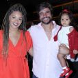 Juliana Alves foi acompanhada pela filha, Yolanda, e o marido, Ernani Nunes, na inauguração do Sal Gastronomia
