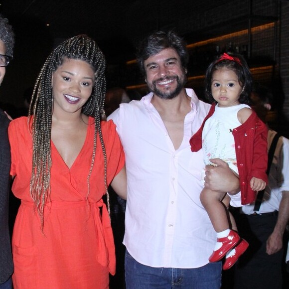 Juliana Alves foi acompanhada pela filha, Yolanda, e o marido, Ernani Nunes, na inauguração do Sal Gastronomia