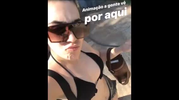 Naiara Azevedo mostrou o corpo magro em biquíni cortininha na piscina nesta terça-feira, 9 de outubro de 2018