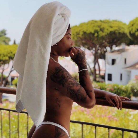 Ludmilla sensualiza em clique no Instagram