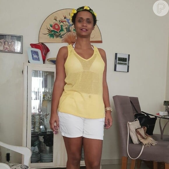 Ana Cristina Lopes, de 48 anos, passou pelo câncer de mama e mastectomia e reconstruiu os seios com próteses de silicone e pigmentação. Ela está com a autoestima lá no alto!