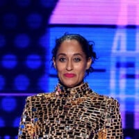 Brilho, rosa e P&B: confira looks das famosas no tapete vermelho do AMA Awards