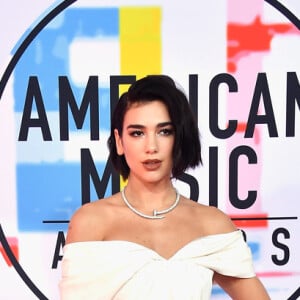 AMA Awards 2018: Dua Lipa parece uma princesa com o look Giambattista Valli