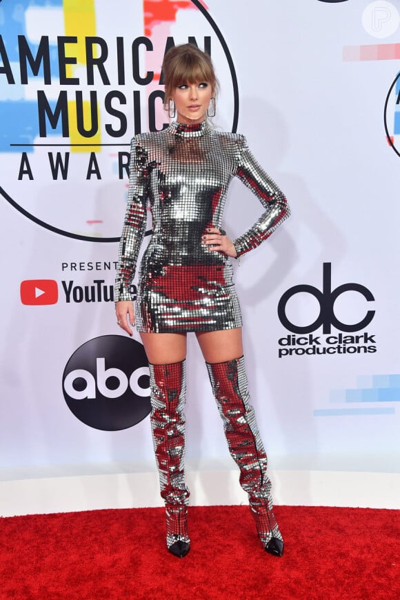 Taylor Swift apostou na pegada futurista com vestido Balmain
