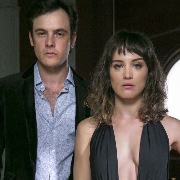 Bianca Bin e Sergio Guizé assumiram o namoro após o fim das gravações da novela 'O Outro Lado do Paraíso'