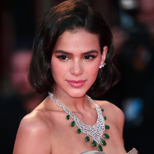 Bruna Marquezine se destacou com cabelo no estilo pin-up em outra première do Festival de Veneza