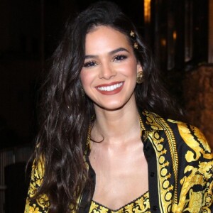 Bruna Marquezine levou o mega-hair de Catarina, de 'Deus Salve o Rei', para fora da TV