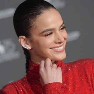 Bruna Marquezine prendeu o cabelo com uma trança para prestigiar um evento da Chopard em Veneza