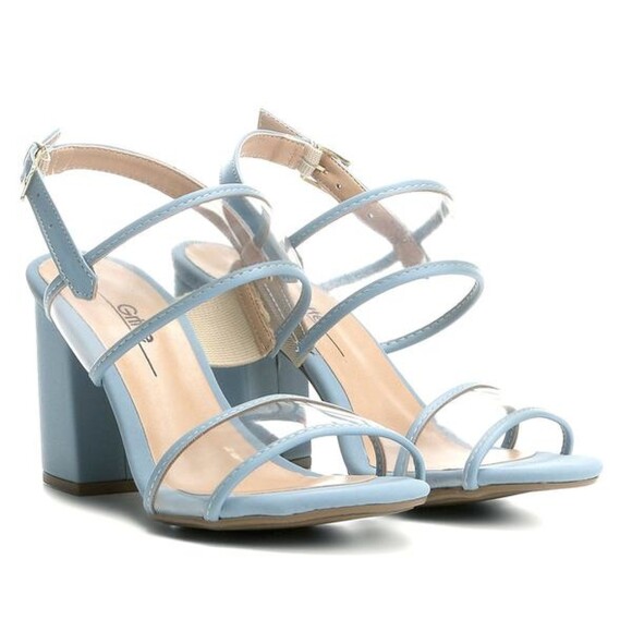 A loja Griffe tem sandálias de salto com tiras largas transparentes em vários tons, como o azul claro, bem verão. Os sapatos podem ser encontrados no site da Zattini

