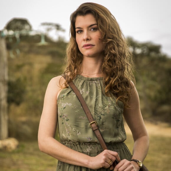 Isabel (Alinne Moraes) é melhor amiga de Lenita (Luciana Paes), ex-mulher de Marcelo (Nikolas Antunes) em 'Espelho da Vida'