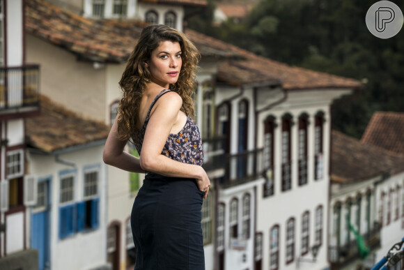 Isabel (Alinne Moraes) vive romance em segredo com Marcelo (Nikolas Antunes) na novela 'Espelho da Vida'