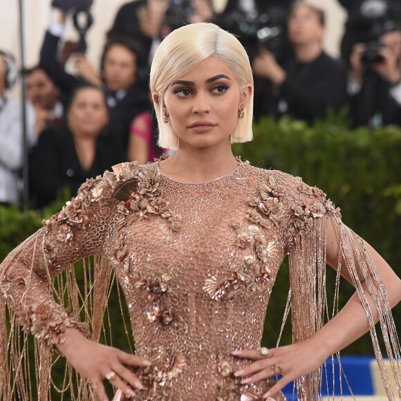'Vejo muitas meninas seguindo minhas tendências porque estão experimentando e se sentindo mais confortáveis com elas mesmas', acrescentou Kylie Jenner