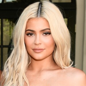 'Obrigada por vir tarde da noite retocar meus lábios', declarou Kylie Jenner, agradecendo a médica Neekan Rivera 